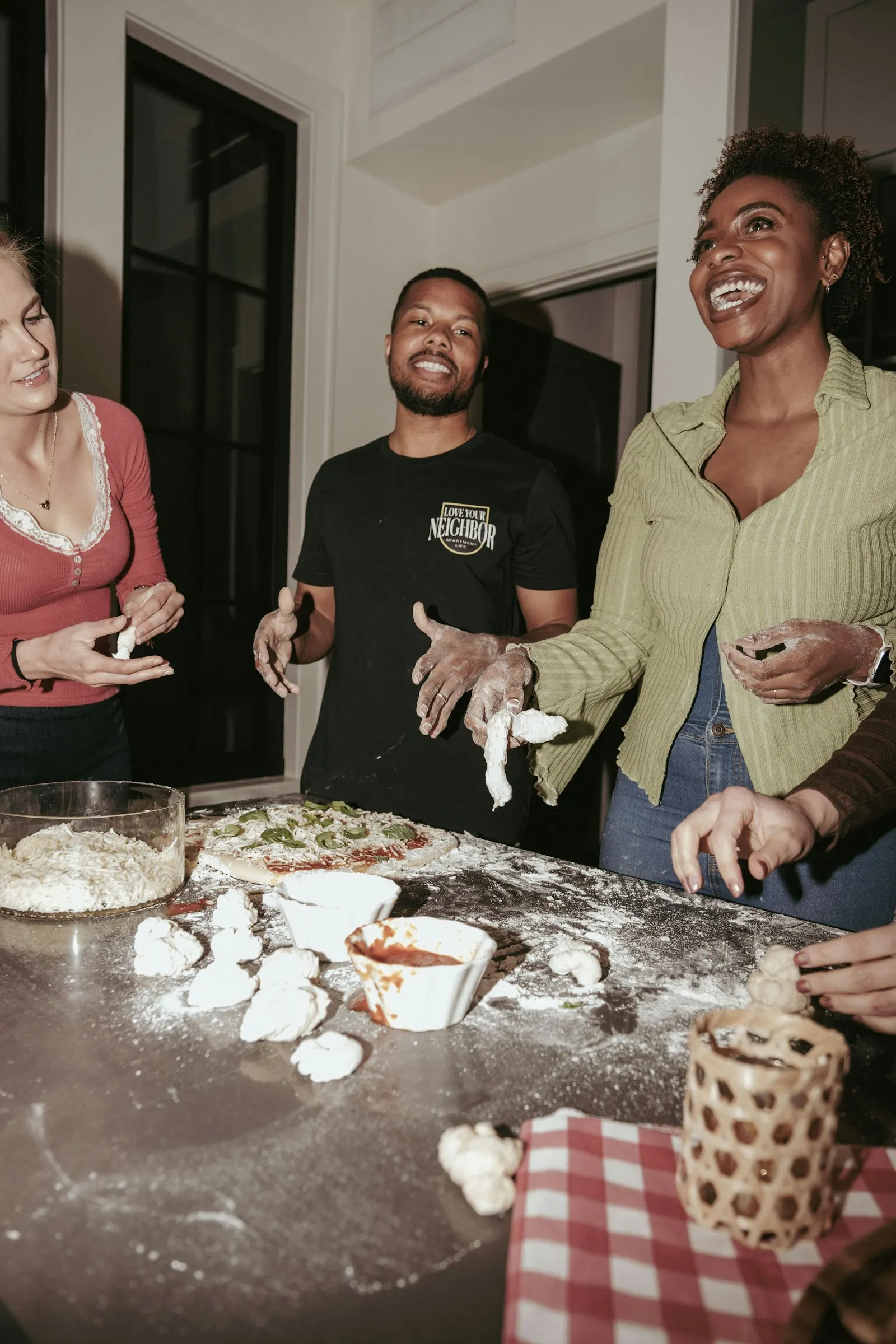 Des amis préparent des pizzas ensemble