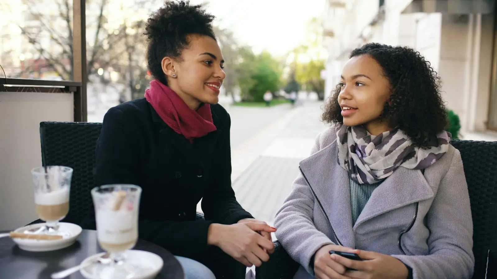 Deux amies qui discutent en terrasse de café