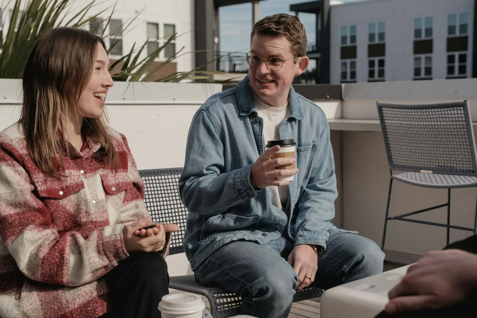 Deux voisins discutent autour d’un café